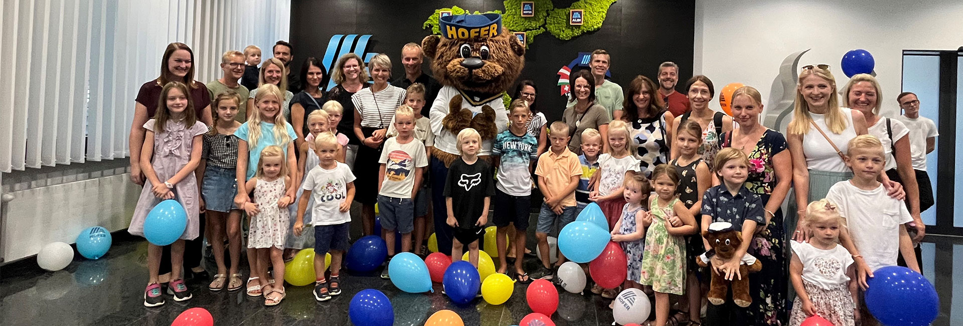 HOFER Bär, Eltern und Kinder beim Familyday