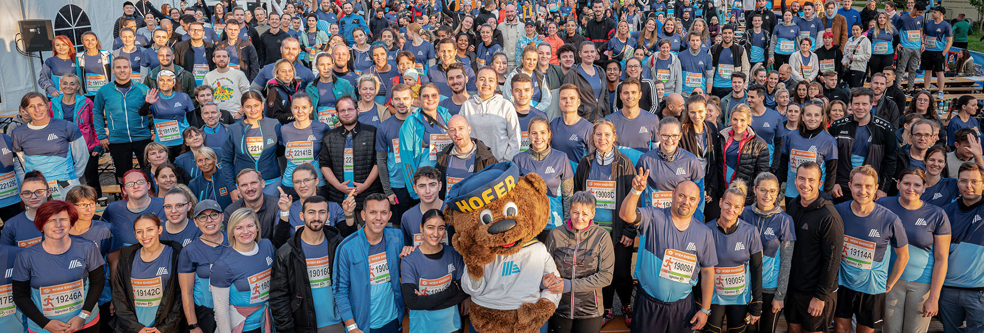 Gruppenfoto mit HOFER Bär und Mitarbeiterinnen und Mitarbeiter am Vienna Business Run