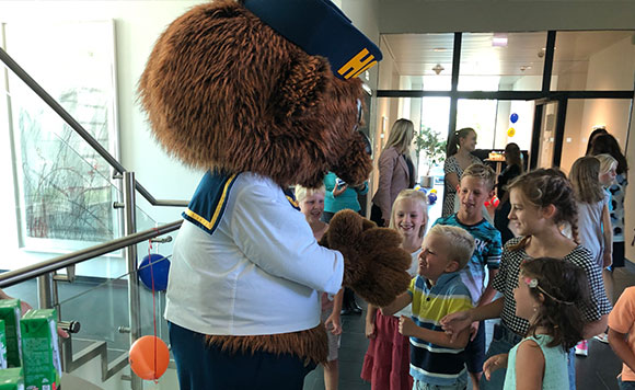 HOFER Bär und Kinder beim Familyday
