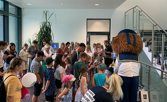 HOFER Bär und Kinder beim Familyday
