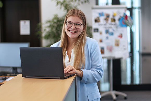 Praktikantin Marlene im Büro