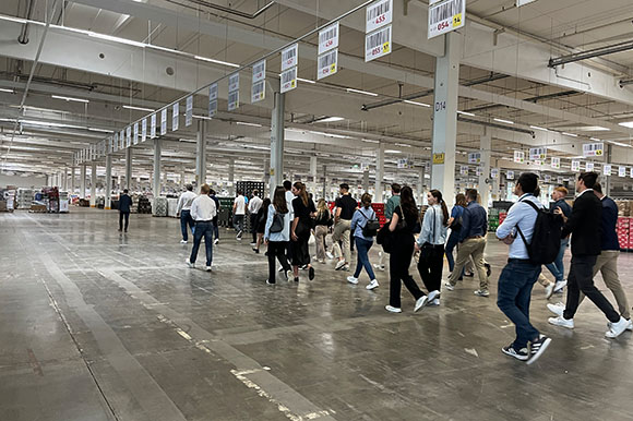Lagerrundgang eine Gruppe von Personen beim Lagerrundgang