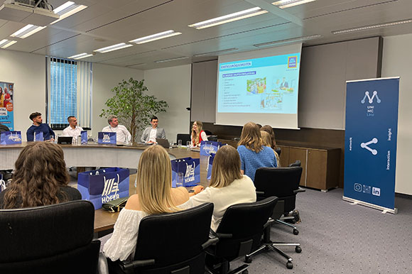 Einblicke Supply Chain Management eine Gruppe von Personen beim Vortrag über SCM