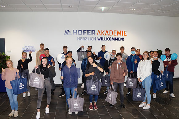 HOFER Lehrlinge Gruppenfoto mit HOFER Taschen