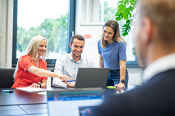Gruppenbild von Mitarbeiter:innen im Büro
