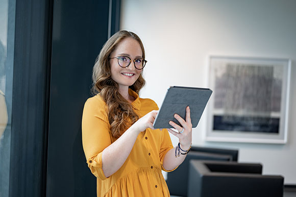 Mitarbeiterin mit Tablet in der Hand