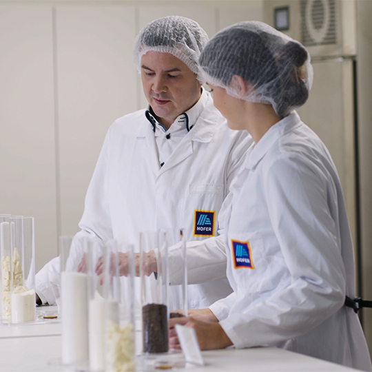 Mitarbeiter testet technisches Gerät in der Werkstatt