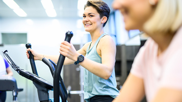 Mitarbeiterinnen trainieren im HOFER Fitnessraum