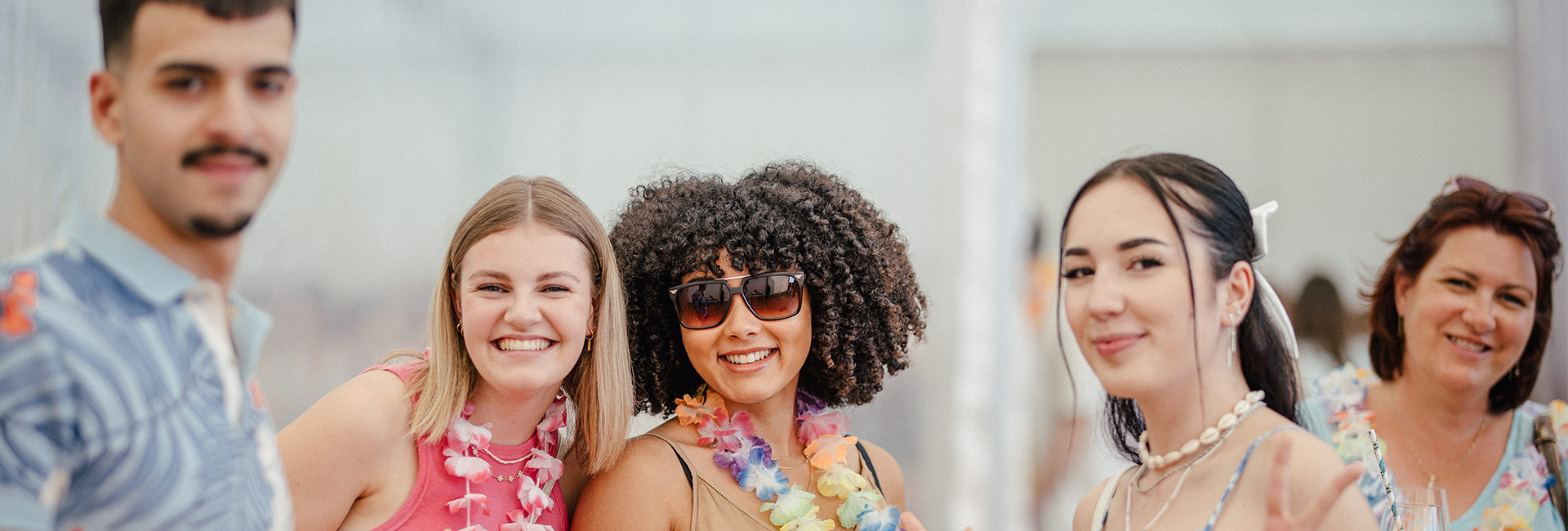 Lachende Mitarbeiterinnen und Mitarbeiter beim HOFER Sommerfest