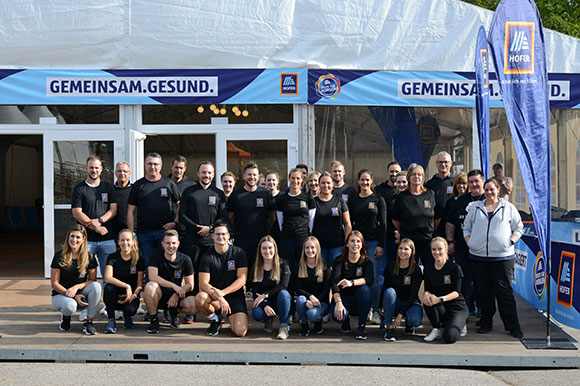 Staff Team am Vienna Business Run vor dem HOFER Zelt