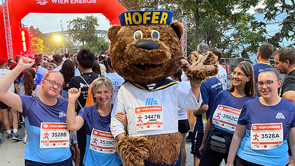 Gruppenbild mit HOFER Bär