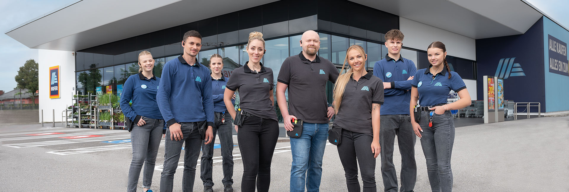 Filialteam vor HOFER Filiale Filialteam vor HOFER Filiale