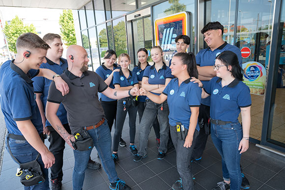 Lehrlingsteam mit Filialleiter Lehrlingsteam mit Filialleiter