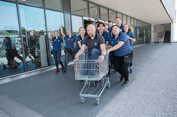 Lehrlingsteam mit Filialleiter Lehrlingsteam mit Filialleiter