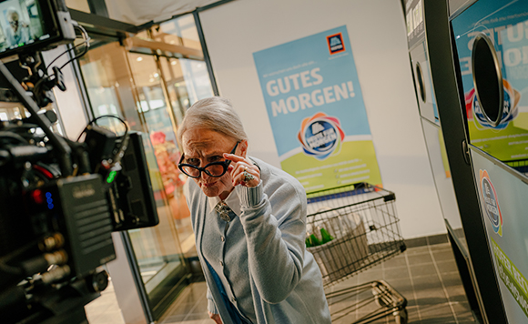 Ältere Dame bei Kampagnenshooting der ,,Gutes Morgen'' Kampagne