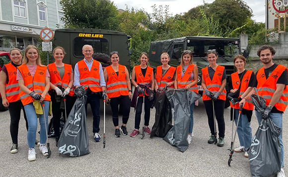 Gruppenfoto des HOFER Teams beim gemeinsamen Müll sammeln im Zuge des Corporate Volunteerings